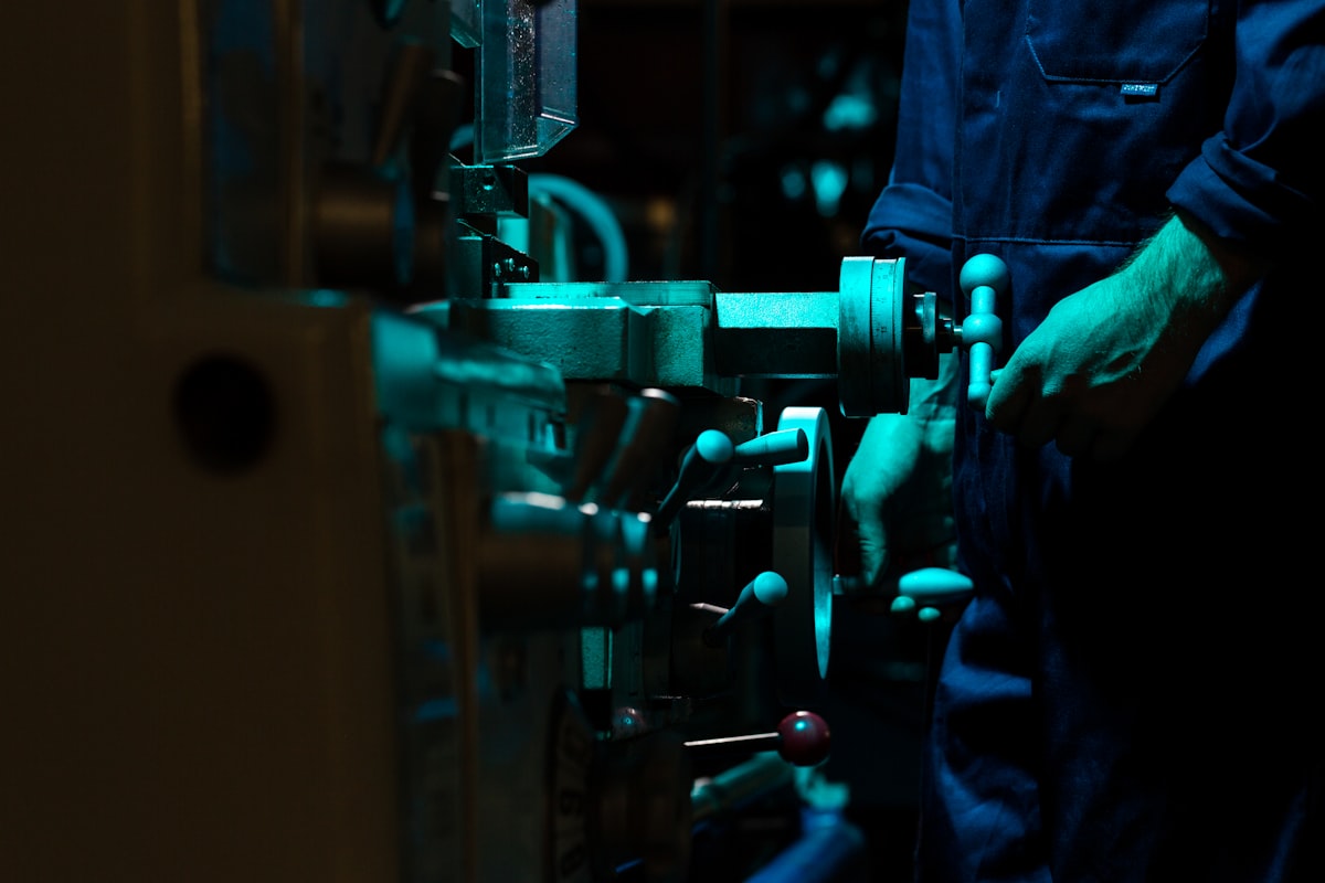 Equipo técnico Koruma trabajando en sistemas de respaldo eléctrico
